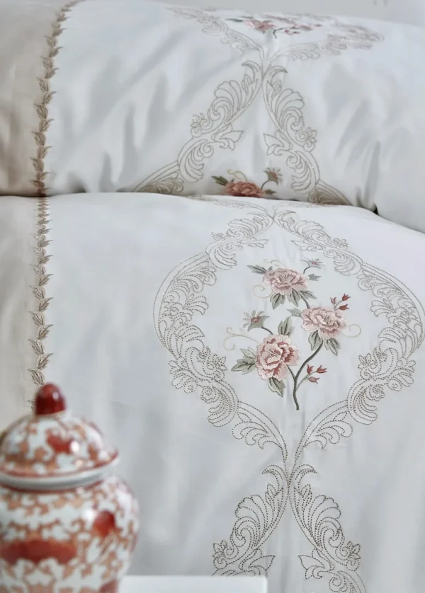 Dantela Isabella Luxe Dekbedovertrekset van Katoensatijn voor Tweepersoonsbed – Beige