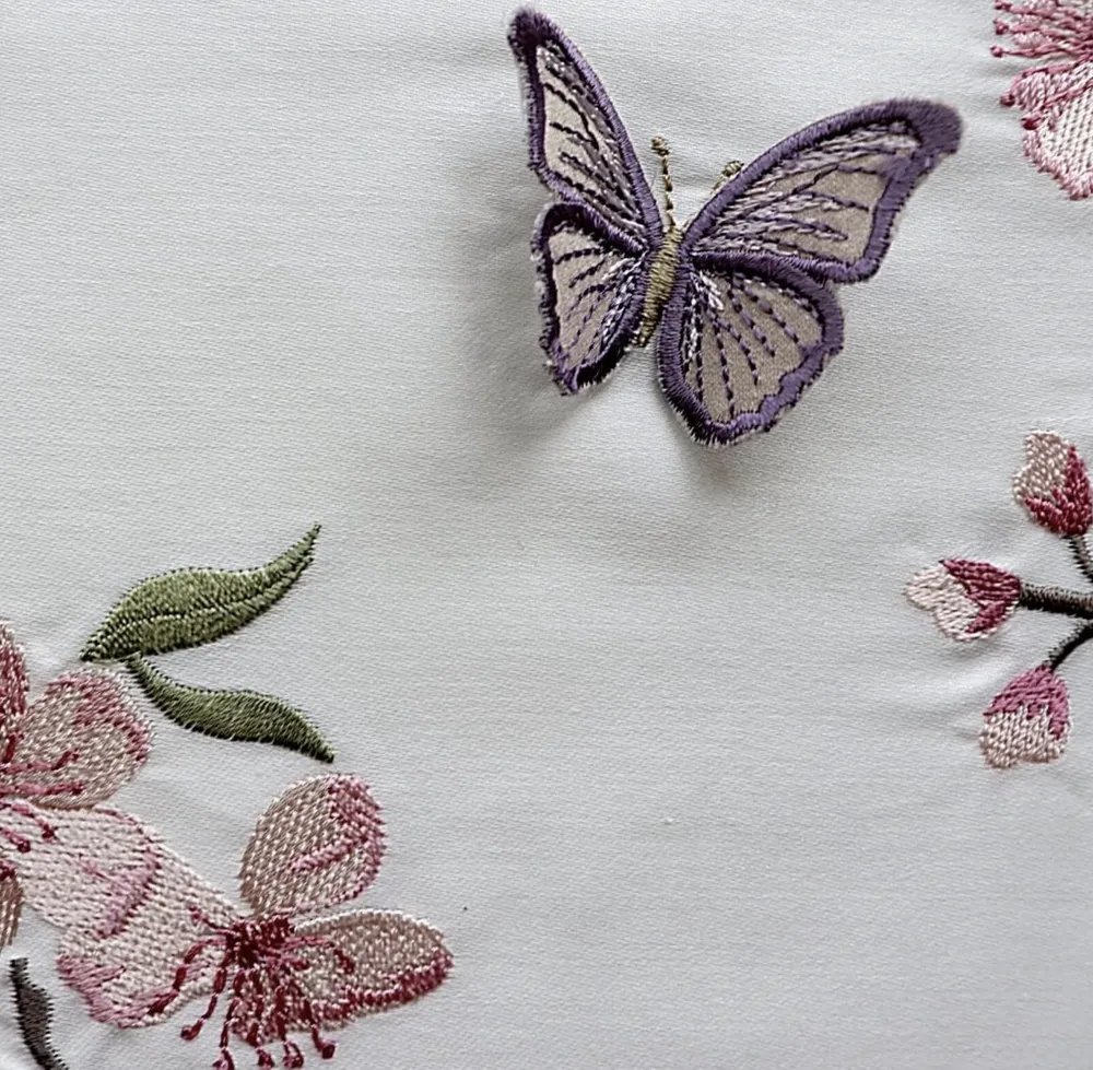 Dantela Butterfly 3D Tweepersoons Geborduurd Katoenen Satijn Dekbedovertrek Set Beige - Afbeelding 1