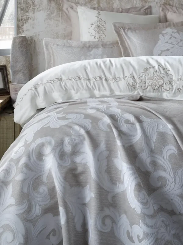 Dantela Jua Geborduurd Dekbedovertrek & Jacquard Bedsprei Set
