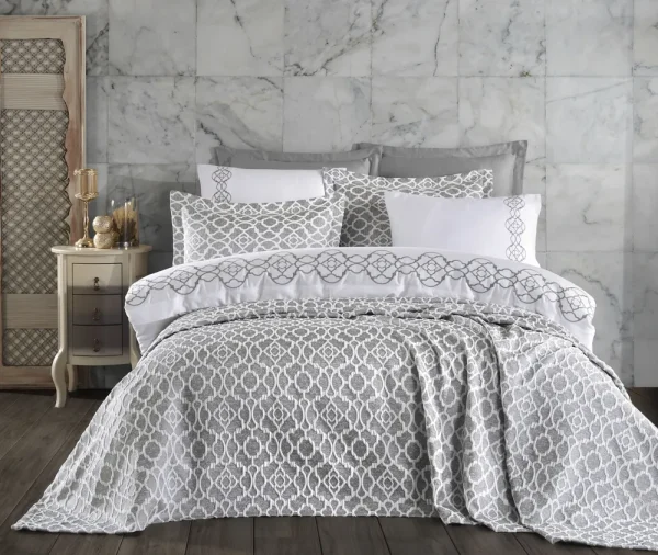 Dantela Victoria Geborduurd Dekbedovertrek & Jacquard Bedsprei Set Grijs