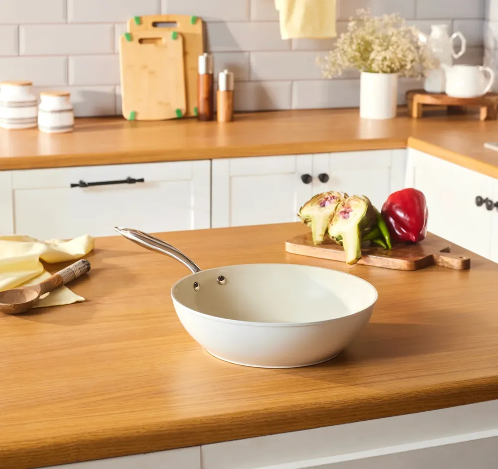 Karaca Swiss Crystal Almond Cream Wokpan met RVS Handvat 28 cm