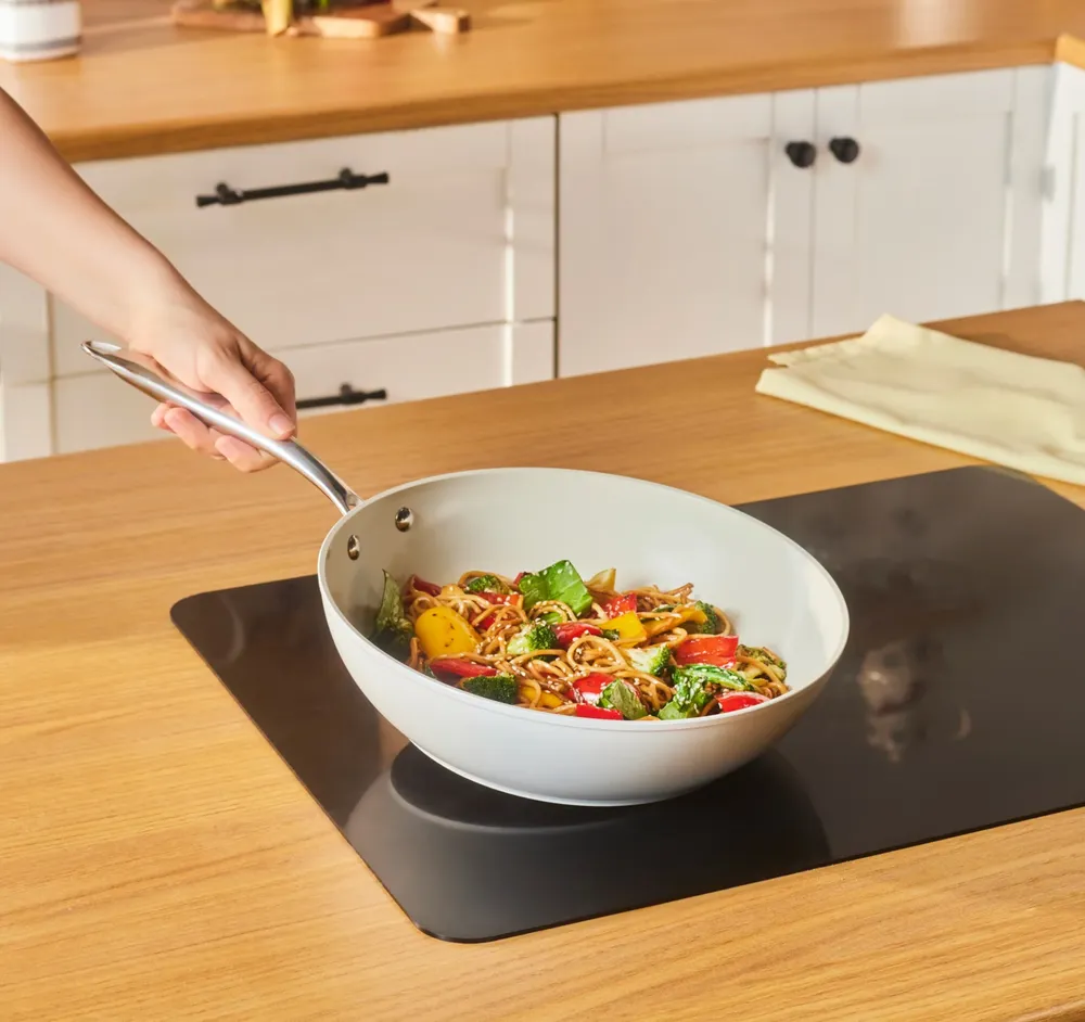 Karaca Swiss Crystal Almond Cream Wokpan met RVS Handvat 28 cm - Afbeelding 2
