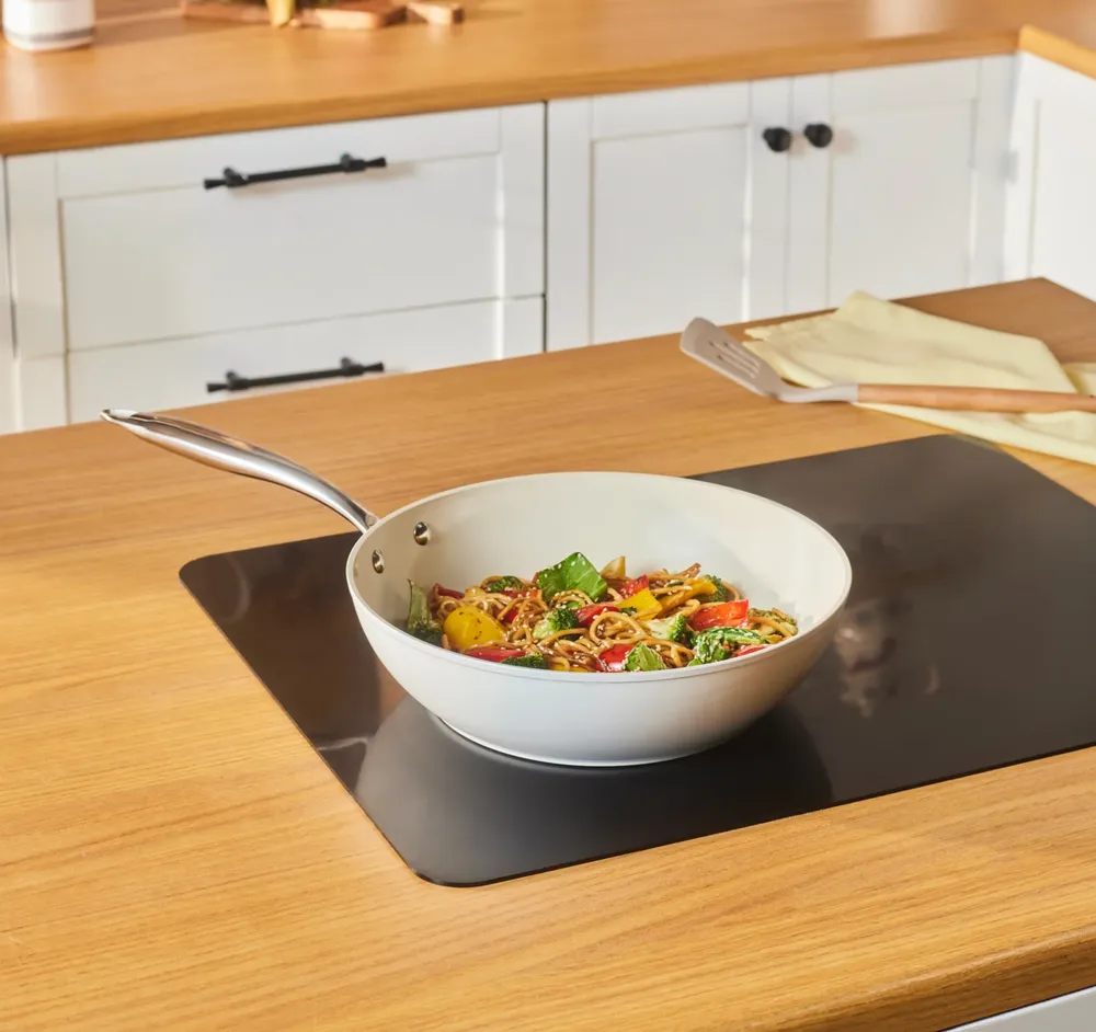 Karaca Swiss Crystal Almond Cream Wokpan met RVS Handvat 28 cm - Afbeelding 1